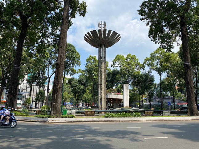 Trung tâm TP.HCM ngày đầu tiên nghỉ lễ: Đường phố thoáng, quán xá ít khách đến bất ngờ ảnh 1