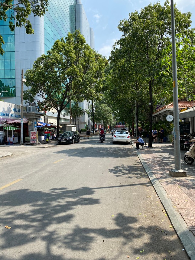 Trung tâm TP.HCM ngày đầu tiên nghỉ lễ: Đường phố thoáng, quán xá ít khách đến bất ngờ ảnh 8