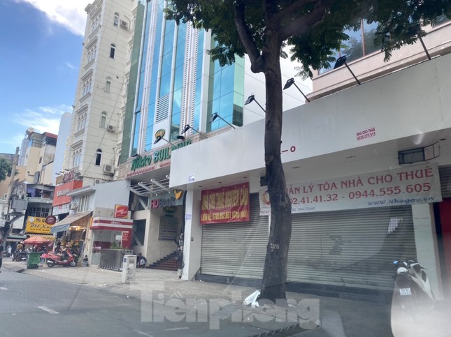 Nhà phố tiền tỷ 'thi nhau' đóng cửa, treo biển cho thuê ở trung tâm Sài Gòn ảnh 12