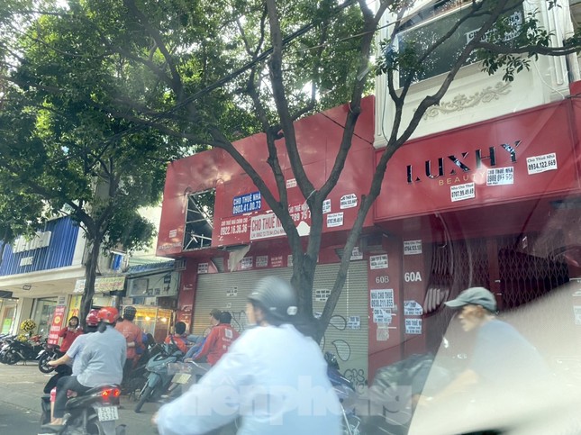 Nhà phố tiền tỷ 'thi nhau' đóng cửa, treo biển cho thuê ở trung tâm Sài Gòn ảnh 15