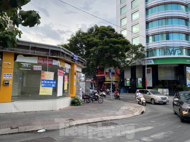 Nhà phố tiền tỷ 'thi nhau' đóng cửa, treo biển cho thuê ở trung tâm Sài Gòn ảnh 2
