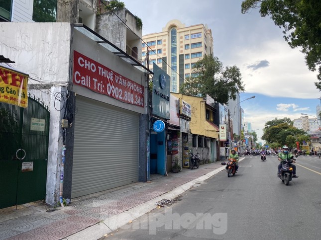 Nhà phố tiền tỷ 'thi nhau' đóng cửa, treo biển cho thuê ở trung tâm Sài Gòn ảnh 19