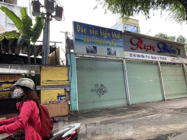 Nhà phố tiền tỷ 'thi nhau' đóng cửa, treo biển cho thuê ở trung tâm Sài Gòn ảnh 22