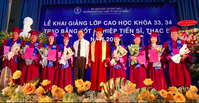 Trường ĐH Luật TP. HCM in phôi bằng cấp cho hơn 200 tiến sĩ, thạc sĩ ảnh 1