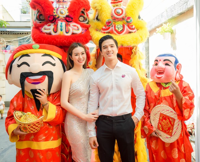 Khánh My diện đầm lệch vai quyến rũ, nắm chặt tay bạn trai tại sự kiện ảnh 2