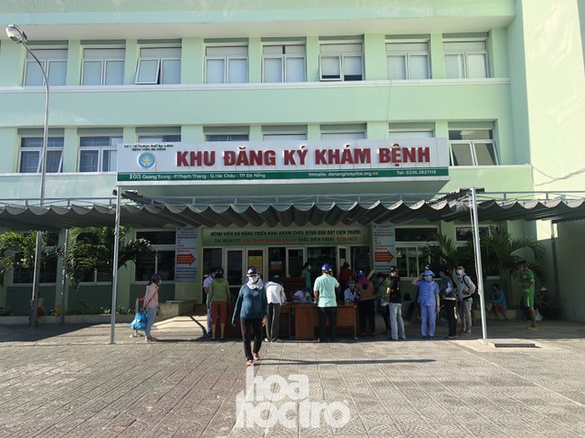 Bên trong Bệnh viện Đà Nẵng những ngày đầu tiên thực hiện biện pháp cách ly y tế ảnh 1
