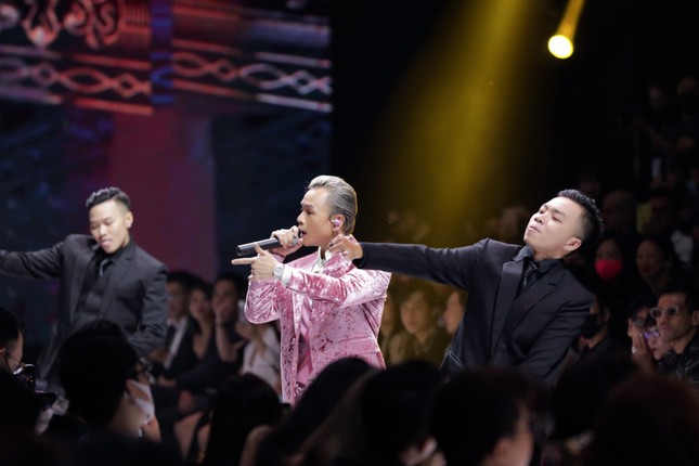 Hot nhất ngày mở màn #VIFW2020: Binz bất ngờ nắm tay Châu Bùi khi đang trình diễn ảnh 4