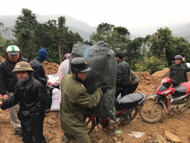 Trèo đèo, lội suối mang chăn, áo ấm tặng học sinh rẻo cao ảnh 3