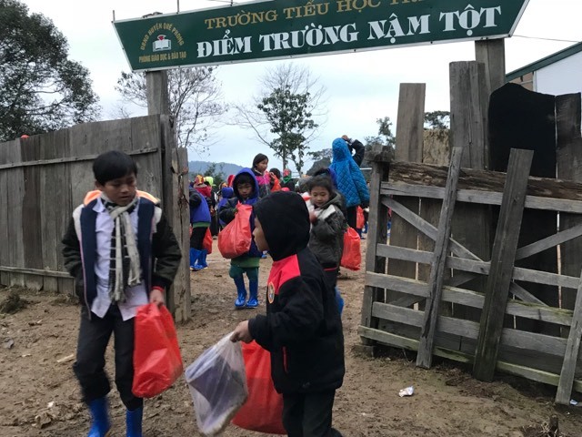 Trèo đèo, lội suối mang chăn, áo ấm tặng học sinh rẻo cao ảnh 4