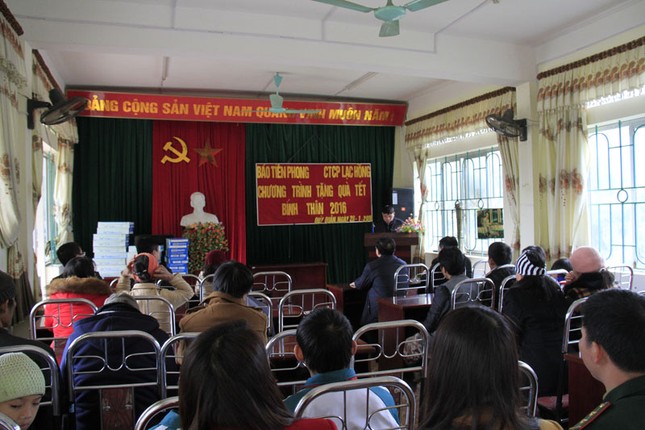 Tặng quà Tết hộ nghèo, chiến sĩ biên phòng Cao Bằng ảnh 1