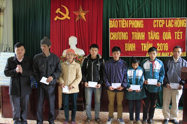Tặng quà Tết hộ nghèo, chiến sĩ biên phòng Cao Bằng ảnh 3