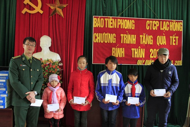 Tặng quà Tết hộ nghèo, chiến sĩ biên phòng Cao Bằng ảnh 4
