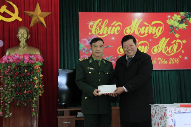 Tặng quà Tết hộ nghèo, chiến sĩ biên phòng Cao Bằng ảnh 5