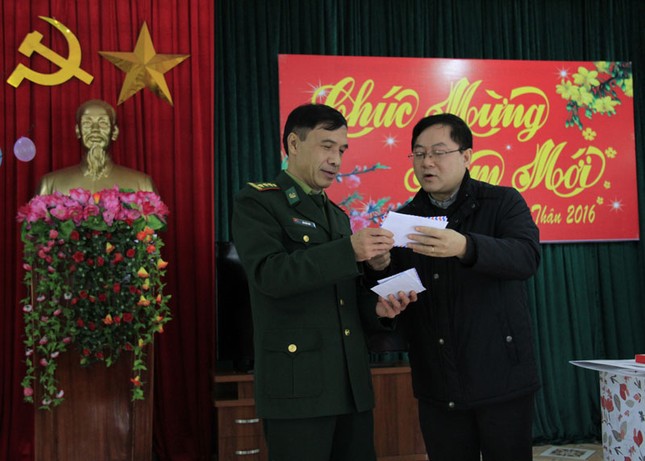 Tặng quà Tết hộ nghèo, chiến sĩ biên phòng Cao Bằng ảnh 6