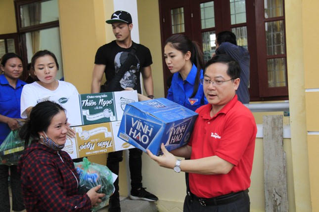 Hoa hậu Mỹ Linh, Á hậu Thanh Tú tặng quà người dân vùng lũ ảnh 10