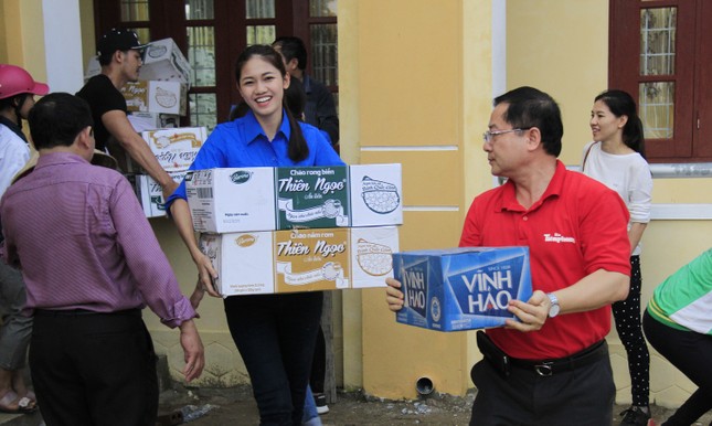 Hoa hậu Mỹ Linh, Á hậu Thanh Tú tặng quà người dân vùng lũ ảnh 12