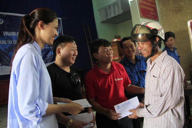 Hoa hậu Mỹ Linh, Á hậu Thanh Tú tặng quà người dân vùng lũ ảnh 1