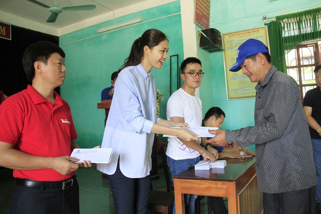 Hoa hậu Mỹ Linh, Á hậu Thanh Tú tặng quà người dân vùng lũ ảnh 2