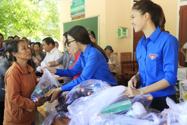 Hoa hậu Mỹ Linh, Á hậu Thanh Tú tặng quà người dân vùng lũ ảnh 7