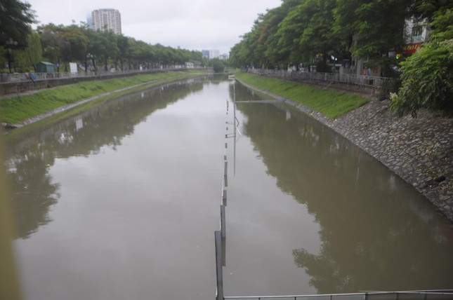Mưa lớn, khu đặt 'bảo bối' của Nhật làm sạch sông Tô Lịch chìm nghỉm ảnh 1