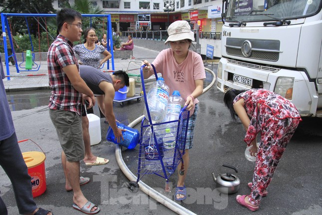 Khủng hoảng nước sạch tại Hà Nội: Khổ như 'thời bao cấp' ảnh 5