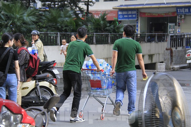 Khủng hoảng nước sạch tại Hà Nội: Khổ như 'thời bao cấp' ảnh 8