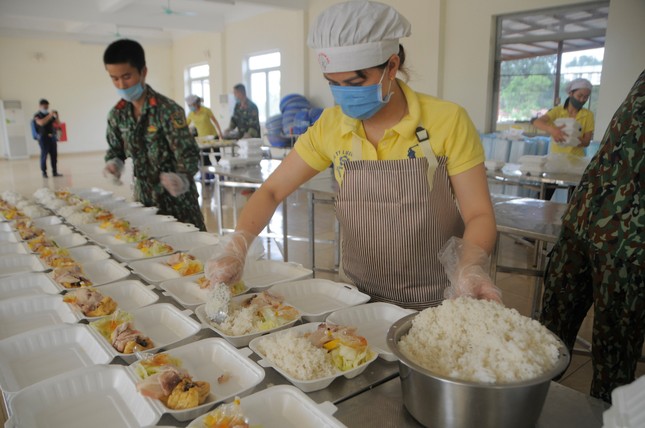 'Đột nhập' bếp ăn quân đội phục vụ hàng trăm người ở khu cách ly Hà Nội ảnh 2