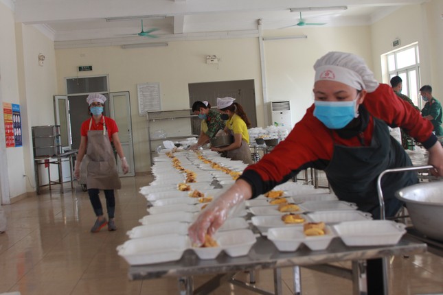 'Đột nhập' bếp ăn quân đội phục vụ hàng trăm người ở khu cách ly Hà Nội ảnh 3