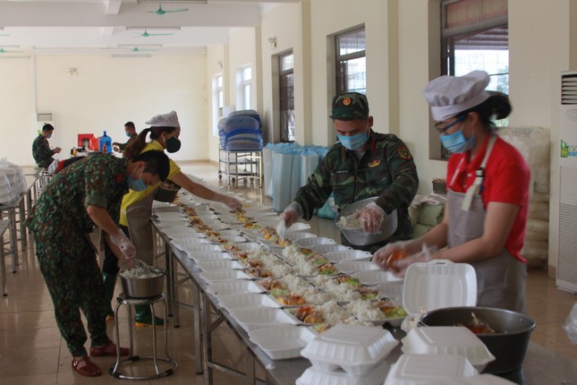 'Đột nhập' bếp ăn quân đội phục vụ hàng trăm người ở khu cách ly Hà Nội ảnh 4