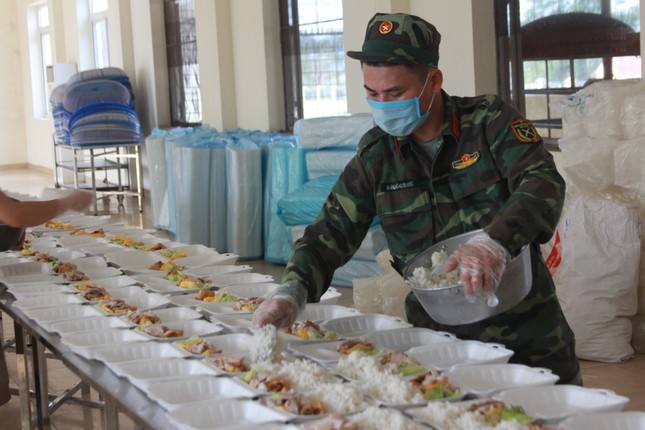 'Đột nhập' bếp ăn quân đội phục vụ hàng trăm người ở khu cách ly Hà Nội ảnh 5
