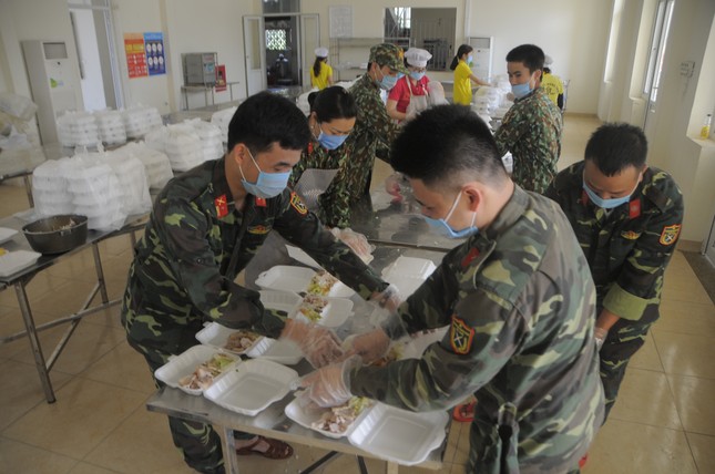 'Đột nhập' bếp ăn quân đội phục vụ hàng trăm người ở khu cách ly Hà Nội ảnh 7