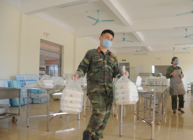 'Đột nhập' bếp ăn quân đội phục vụ hàng trăm người ở khu cách ly Hà Nội ảnh 8