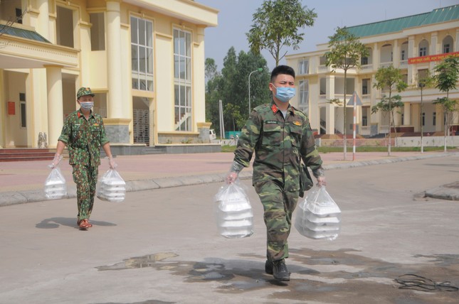 'Đột nhập' bếp ăn quân đội phục vụ hàng trăm người ở khu cách ly Hà Nội ảnh 9