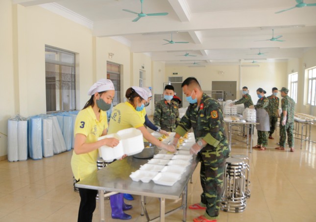 'Đột nhập' bếp ăn quân đội phục vụ hàng trăm người ở khu cách ly Hà Nội ảnh 1