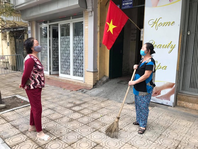Chuyện cảm động trên vỉa hè Trúc Bạch ngày đầu hết cách ly ảnh 3