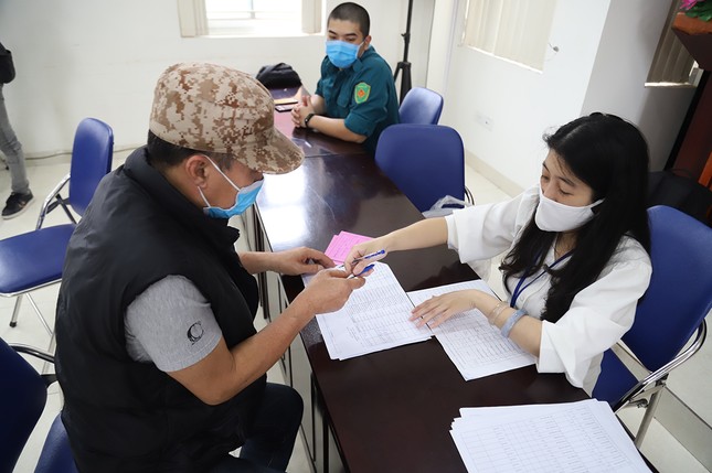 Hà Nội: Người dân rưng rưng nhận tiền hỗ trợ dịch COVID-19 ảnh 1