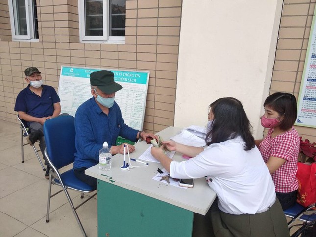 Hà Nội: Người dân rưng rưng nhận tiền hỗ trợ dịch COVID-19 ảnh 2