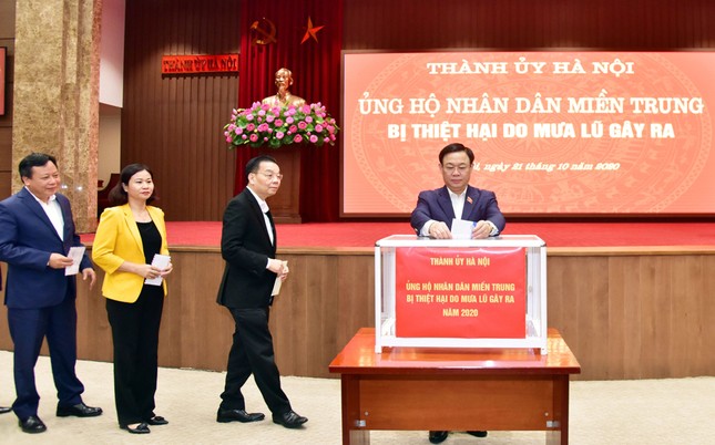 Bí thư Hà Nội quyên góp ủng hộ đồng bào miền Trung ảnh 1