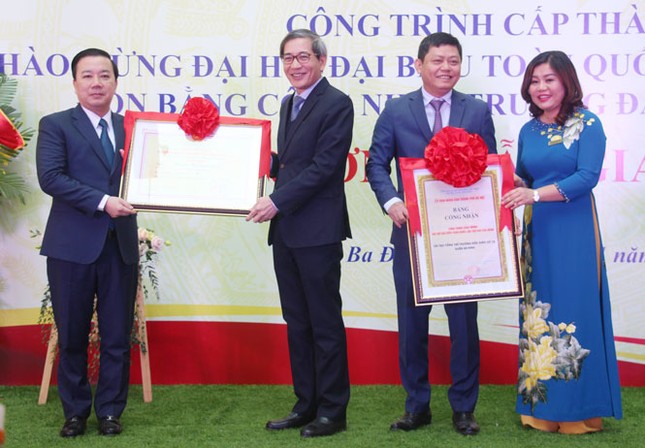 Hà Nội gắn biển 2 công trình trường học chào mừng Đại hội Đảng ảnh 2