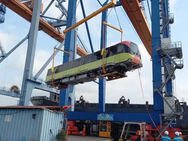 Hà Nội: Đoàn tàu thứ ba metro Nhổn – Ga Hà Nội về đến Việt Nam ảnh 1