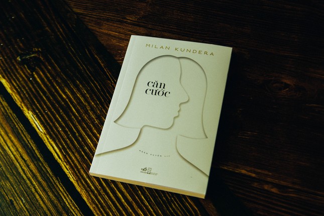 "Căn cước" - Tiểu thuyết "Kundera phiên bản bỏ túi" tái ngộ độc giả sau hơn 20 năm ảnh 1