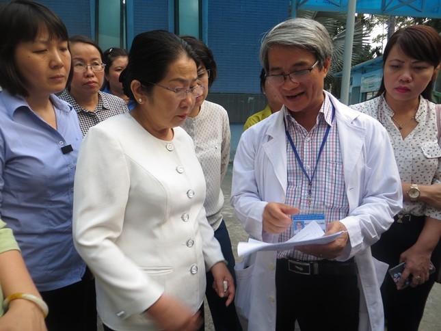 Lãnh đạo TPHCM thăm hỏi, động viên nạn nhân trong vụ cháy chung cư ảnh 1
