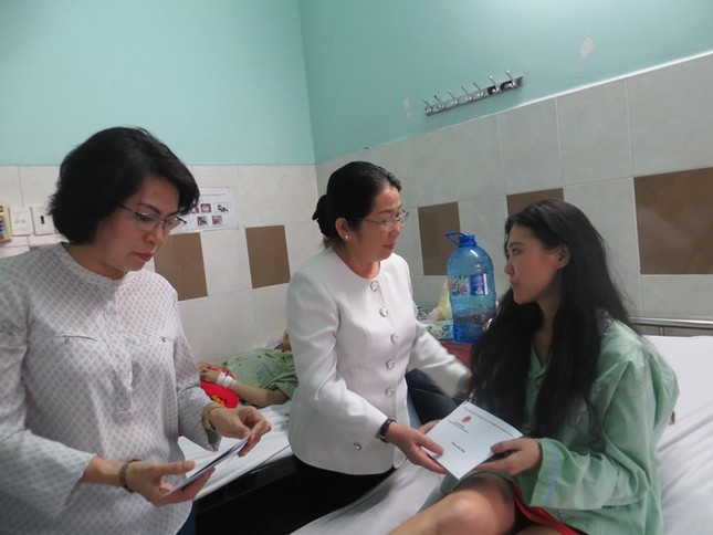 Lãnh đạo TPHCM thăm hỏi, động viên nạn nhân trong vụ cháy chung cư ảnh 3