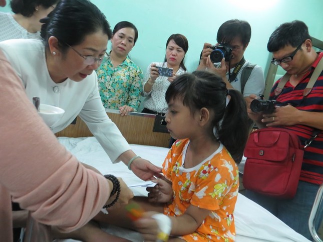 Lãnh đạo TPHCM thăm hỏi, động viên nạn nhân trong vụ cháy chung cư ảnh 2