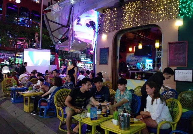 Phố tây Bùi Viện rộn ràng khai màn World Cup ảnh 2