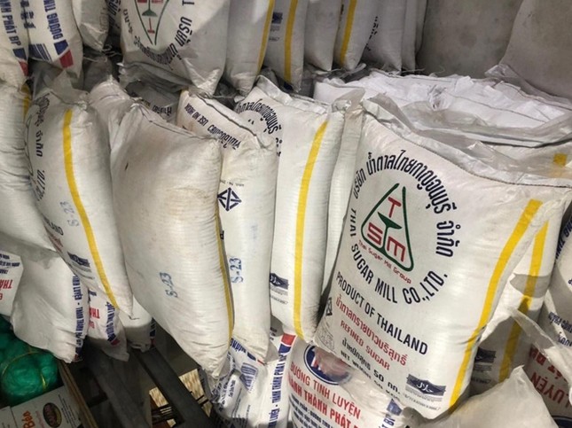 TPHCM bắt hơn 10 tấn đường lậu chuẩn bị tung ra thị trường ảnh 2
