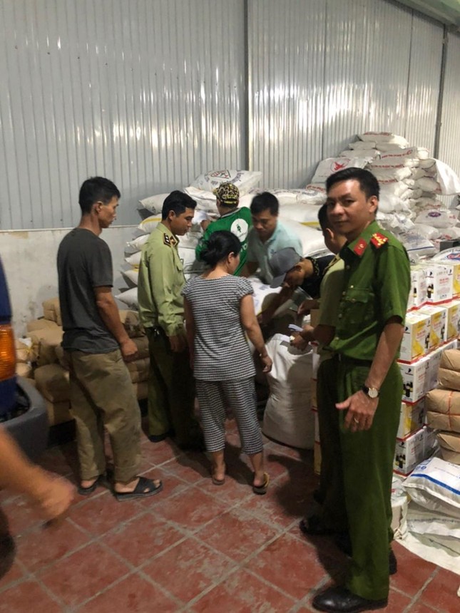 TPHCM bắt hơn 10 tấn đường lậu chuẩn bị tung ra thị trường ảnh 1