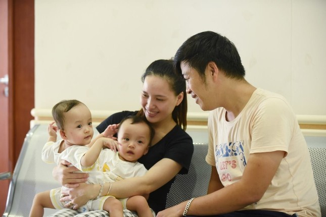Phẫu thuật tách cặp song sinh 'dùng chung một tã': Cha mẹ khóc nức nở ảnh 1