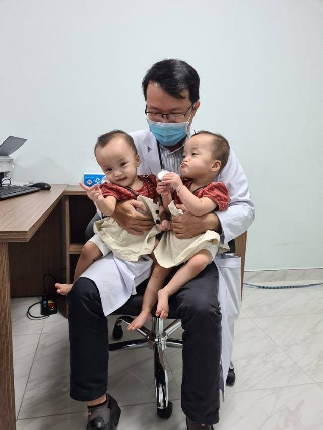 Song Nhi đến viện tái khám, thích thú trổ tài 'đua xe' ảnh 4