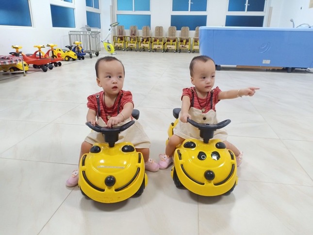 Song Nhi đến viện tái khám, thích thú trổ tài 'đua xe' ảnh 9